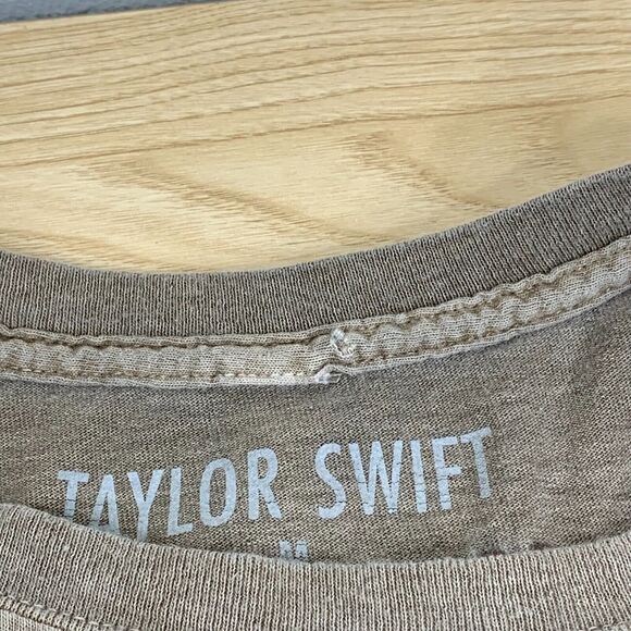 Taylor Swift UO Exclusive Red Taylor's Version Album Crop Graphic Shirt Size M - Picture 6 of 9